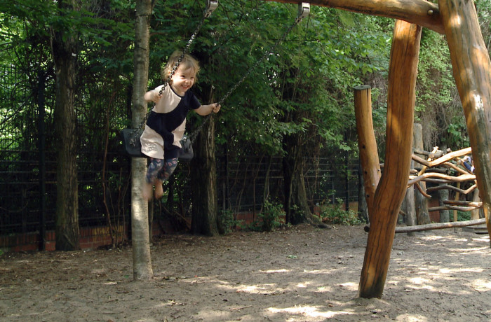 Pina schaukelt – Was kleine Kinder brauchen